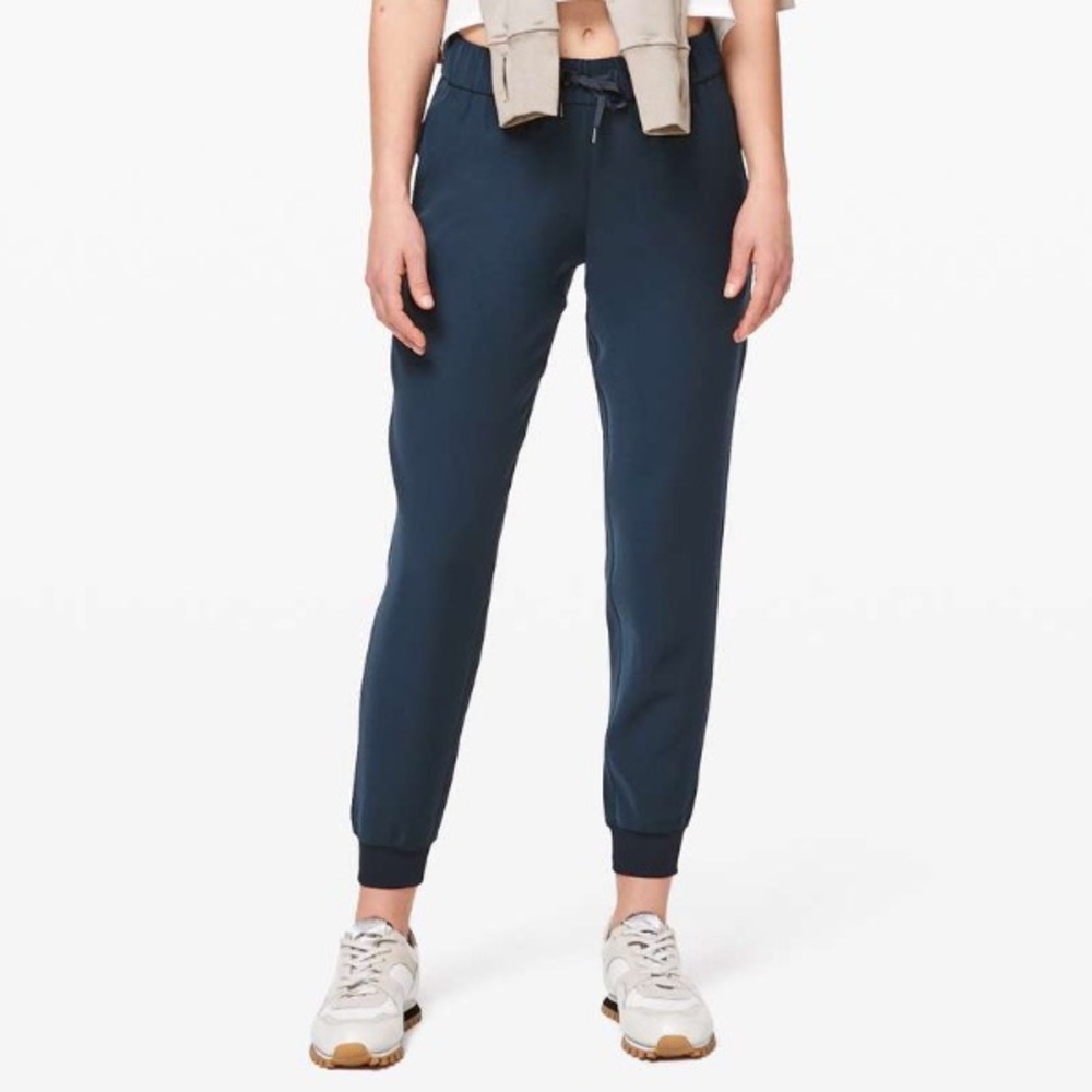 LULULEMON On The Fly Jogger True Navy Size 4 Athleisure Trendy Comfy Stylish